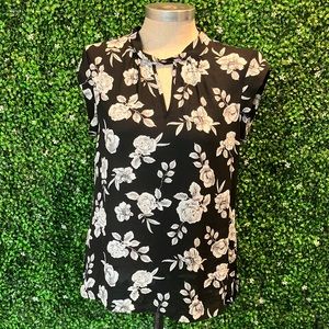 DR2 floral keyhole blouse